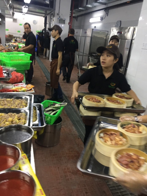 卓岳餐饮食堂承包公司让员工吃到新鲜、放心的食物